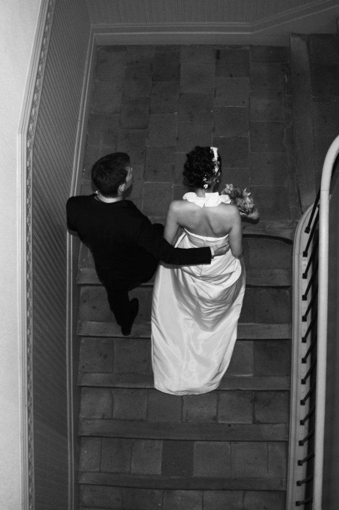 Mariés dans les escaliers